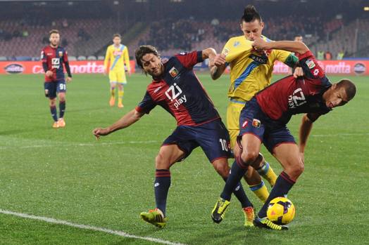 Sculli e De Maio contro Hamsik. Ansa